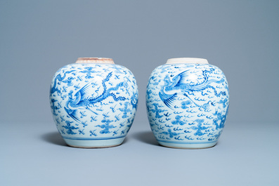 Deux pots en porcelaine de Chine en bleu et blanc &agrave; d&eacute;cor de dragons et ph&eacute;nix, Yongzheng