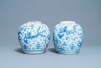 Twee Chinese blauw-witte potten met draken en feniksen, Yongzheng