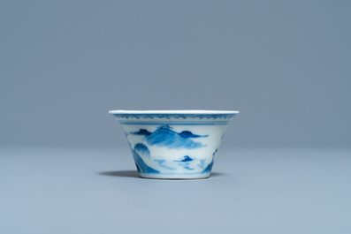 Une tasse &agrave; vin en porcelaine de Chine en bleu et blanc, Kangxi