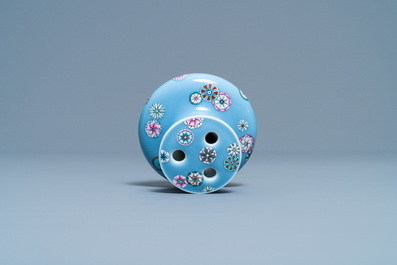 Un vase en porcelaine de Chine famille rose &agrave; fond bleu lavande, marque de Qianlong, R&eacute;publique