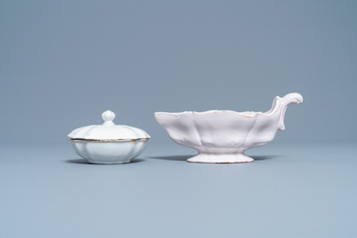 Un panier, un plat lob&eacute;, une bo&icirc;te &agrave; &eacute;pices et une sauci&egrave;re en fa&iuml;ence blanche de Delft, 18&egrave;me