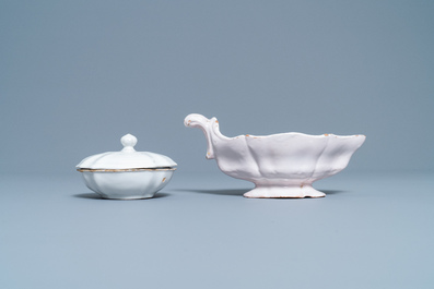 Un panier, un plat lob&eacute;, une bo&icirc;te &agrave; &eacute;pices et une sauci&egrave;re en fa&iuml;ence blanche de Delft, 18&egrave;me