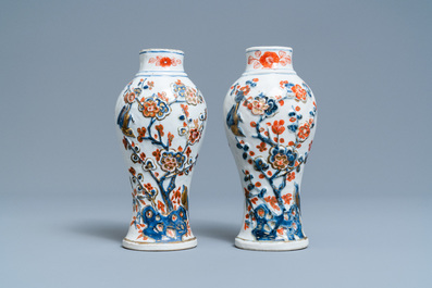 Un plat en porcelaine de Chine famille verte et une paire de vases de style Imari, Kangxi