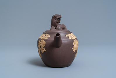 Een tweekleurige Chinese Yixing steengoed theepot met opgelegd floraal decor, Kangxi