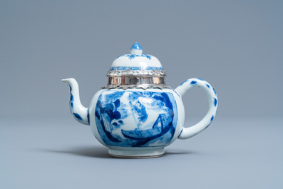 Une th&eacute;i&egrave;re couverte en porcelaine de Chine en bleu et blanc &agrave; monture en argent, Kangxi