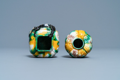 Deux lave-pinceaux en porcelaine de Chine &agrave; &eacute;mail sancai, Kangxi