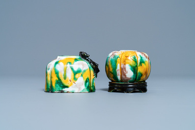 Twee Chinese sancai-geglazuurde penselenwassers, Kangxi