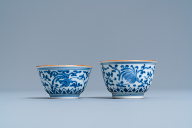 Une paire de bols en porcelaine d'Arita en bleu et blanc et une paire de coupes &agrave; fond c&eacute;ladon, Japon, Edo, 18/19&egrave;me