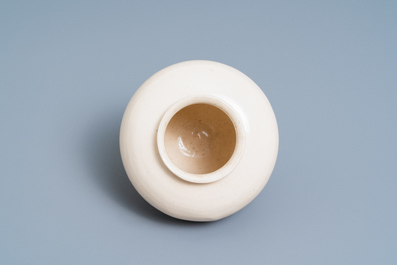 Een Chinese monochrome wit-geglazuurde pot, Tang