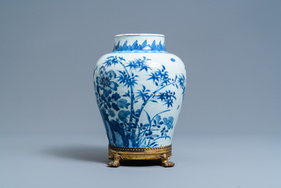 Un vase en porcelaine de Chine en bleu et blanc sur socle en bronze dor&eacute;, Kangxi
