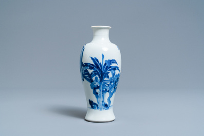 Un vase de forme 'meiping' en porcelaine de Chine en bleu et blanc &agrave; d&eacute;cor figuratif, Kangxi