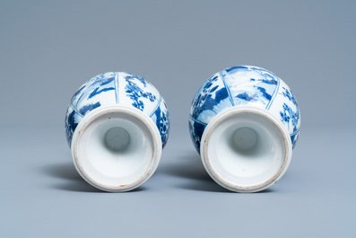 Une paire de vases en porcelaine de Chine en bleu et blanc aux anses en forme de t&ecirc;te d'&eacute;l&eacute;phant, Kangxi