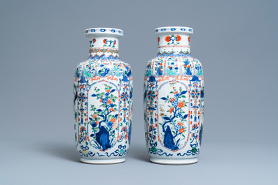 Une paire de vases de forme rouleau en porcelaine de Chine famille verte, Kangxi