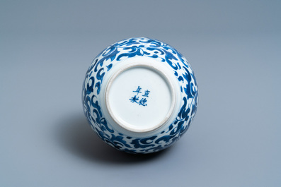Een Chinese blauw-witte kalebasvaas, Kangxi