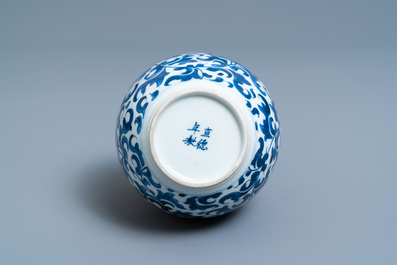 Un vase de forme double gourde en porcelaine de Chine en bleu et blanc, Kangxi