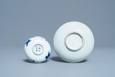 Deux coupes aux po&egrave;mes en porcelaine de Chine en bleu et blanc, &eacute;poque Transition/Kangxi