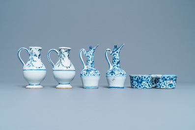 Trois chevrettes et quatre verseuses en fa&iuml;ence de Delft, Nevers et Rouen en bleu et blanc, 17/18&egrave;me