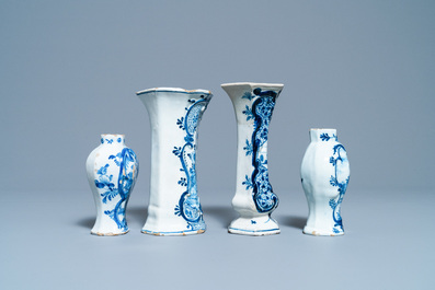 Een diverse collectie blauw-witte Delftse borden en vazen, 18e eeuw