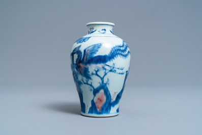 Un vase en porcelaine de Chine en bleu, blanc et rouge de cuivre &agrave; d&eacute;cor d'un qilin et d'un ph&eacute;nix, Qing