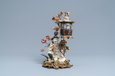 Une figure en porcelaine de Chine famille verte mont&eacute;e en lampe en bronze, verre et porcelaine de Samson, 19&egrave;me
