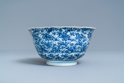 Een Chinese blauw-witte gemouleerde kom met floraal decor, Kangxi