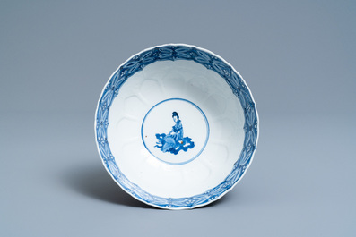 Un bol moul&eacute; en forme de lotus en porcelaine de Chine en bleu et blanc, marque de Chenghua, Kangxi