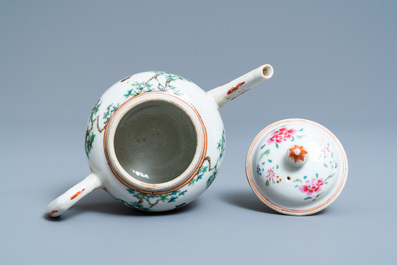 Une th&eacute;i&egrave;re en porcelaine de Chine famille rose &agrave; d&eacute;cor de figures dans un jardin, Yongzheng