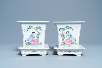 Een paar Chinese famille rose jardini&egrave;res op onderschotel, Qianlong merk, Republiek