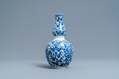 Un vase de forme double gourde en porcelaine de Chine en bleu et blanc, Kangxi