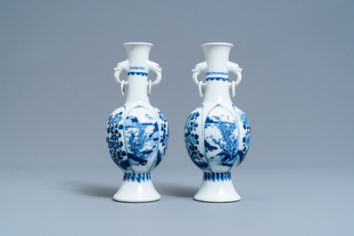 Een paar Chinese blauw-witte vazen met olifantenoren, Kangxi