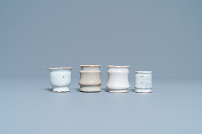 Neuf pots &agrave; onguent de type albarello en fa&iuml;ence blanche de Delft, 17/18&egrave;me