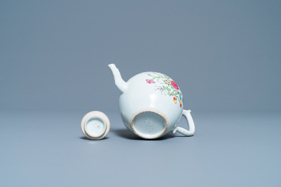 Une th&eacute;i&egrave;re couverte en porcelaine de Chine famille rose &agrave; d&eacute;cor floral, Qianlong