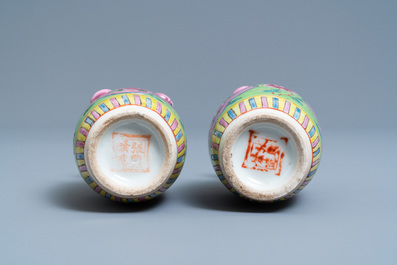 Une paire de vases en porcelaine de Chine famille rose pour le march&eacute; Straits ou Peranakan, 19&egrave;me