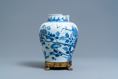 Een Chinese blauw-witte vaas op vergulde bronzen voet, Kangxi