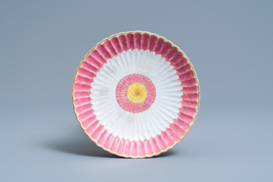 Une th&eacute;i&egrave;re sur support en porcelaine de Chine famille rose &agrave; d&eacute;cor floral appliqu&eacute;, Yongzheng