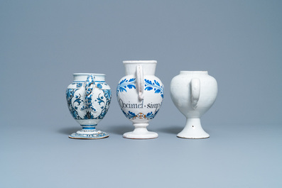 Drie blauw-witte Delftse en Franse apothekerspotten en vier kannen, 17/18e eeuw