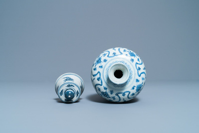 Un vase de forme 'meiping' et son couvercle en porcelaine de Chine en bleu et blanc, Ming