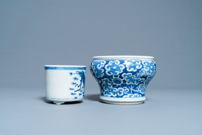 Deux br&ucirc;le-parfums en porcelaine de Chine en bleu et blanc, 19&egrave;me