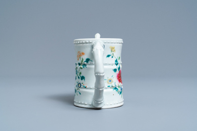 Une th&eacute;i&egrave;re couverte en forme de bambou en porcelaine de Chine famille rose, 19&egrave;me