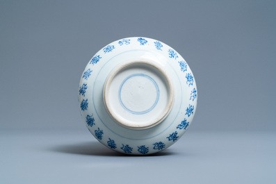 Un br&ucirc;le-parfum en porcelaine de Chine en bleu et blanc &agrave; d&eacute;cor de calligraphie, Kangxi