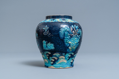 Un vase en porcelaine de Chine fahua &agrave; d&eacute;cor de canards mandarins, Ming