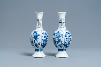 Une paire de vases en porcelaine de Chine en bleu et blanc aux anses en forme de t&ecirc;te d'&eacute;l&eacute;phant, Kangxi