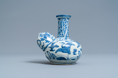 Un kendi en porcelaine de Chine en bleu et blanc &agrave; d&eacute;cor de grues, Wanli