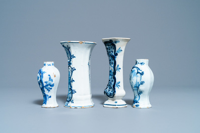 Een diverse collectie blauw-witte Delftse borden en vazen, 18e eeuw