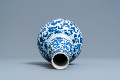 Een Chinese blauw-witte kalebasvaas, Kangxi