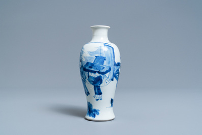 Een Chinese blauw-witte 'meiping' vaas met figuratief decor, Kangxi