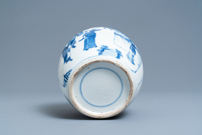 Een Chinese blauw-witte pot met figuratief decor, 19e eeuw