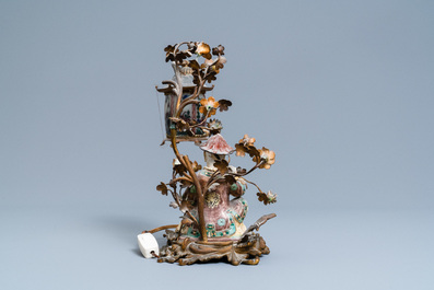 Une figure en porcelaine de Chine famille verte mont&eacute;e en lampe en bronze, verre et porcelaine de Samson, 19&egrave;me