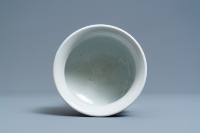 Un br&ucirc;le-parfum en porcelaine de Chine en bleu et blanc &agrave; d&eacute;cor de calligraphie, Kangxi