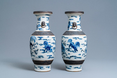Een paar Chinese blauw-witte Nanking craquel&eacute; vazen met boeddhistische leeuwen, 19e eeuw